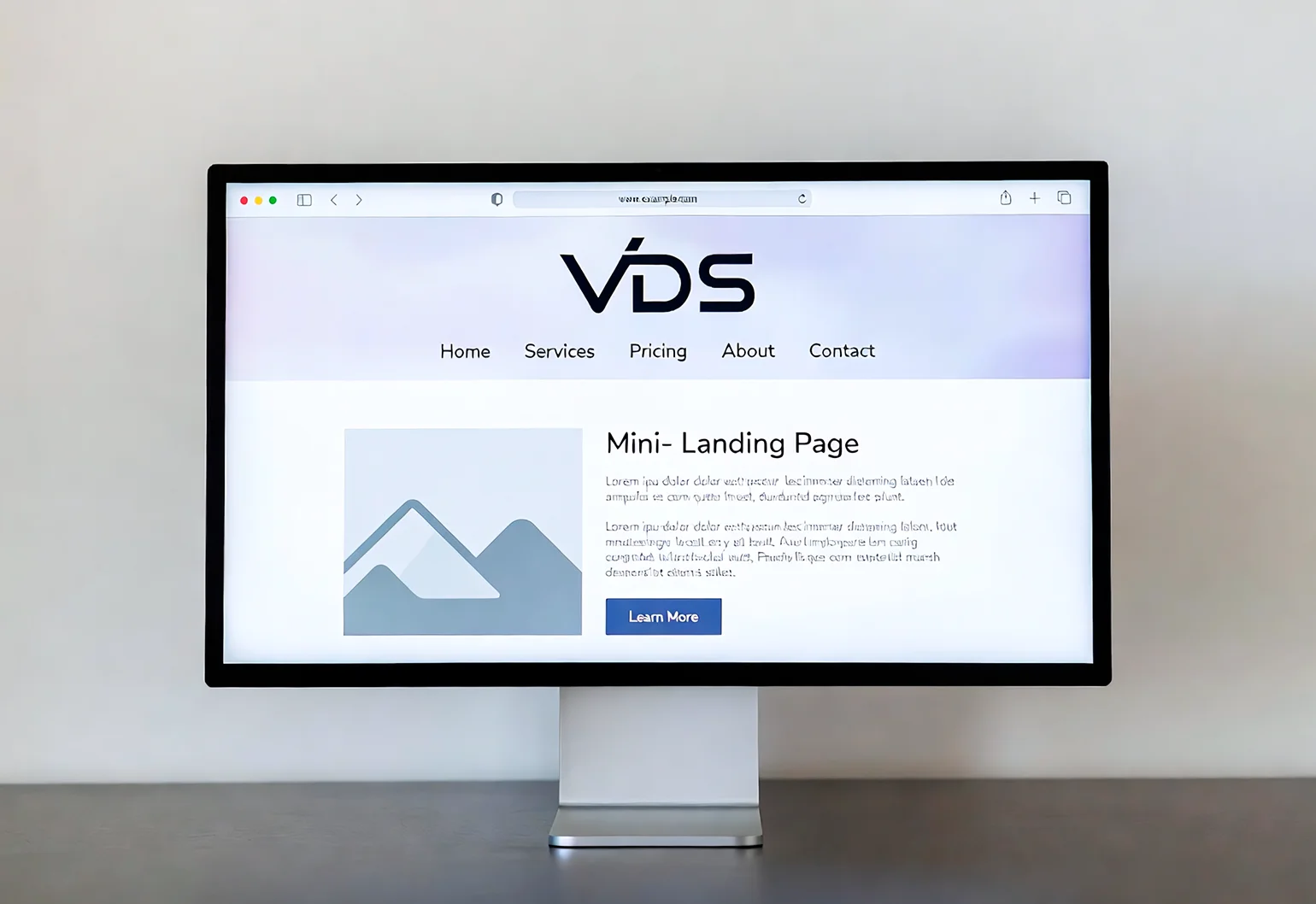 Дизайнер собирает структуру мини-лендинга на большом экране